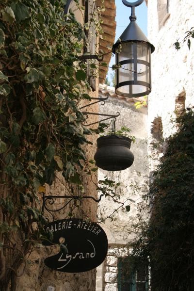 Lanterns and streetsigns in Eze | Eze | la France