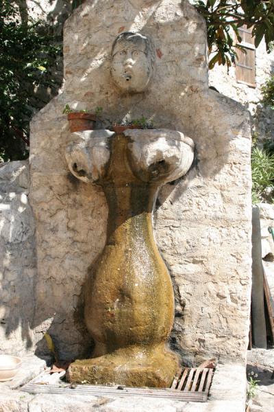 Fountain in Eze with female forms | Eze | la France