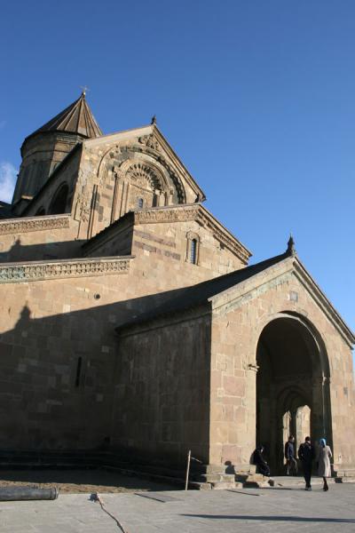 Entrance of Sveti-Tshkoveli seen from outside | CathÃ©drale Sveti-Tshkoveli | GÃ©orgie