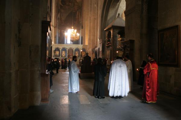Mass inside Sveti-Tshkoveli cathedral | CathÃ©drale Sveti-Tshkoveli | GÃ©orgie