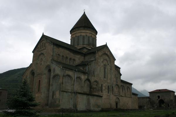 Sveti-Tshkoveli cathedral set against a grey sky | CathÃ©drale Sveti-Tshkoveli | GÃ©orgie
