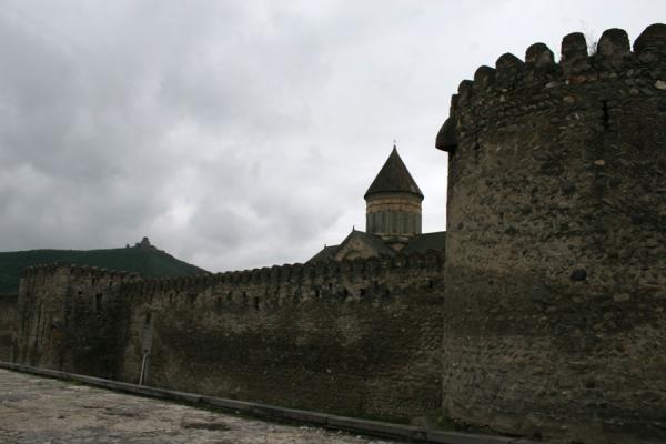 Sveti-Tshkoveli cathedral, walls, and Jvari church in the background | CathÃ©drale Sveti-Tshkoveli | GÃ©orgie