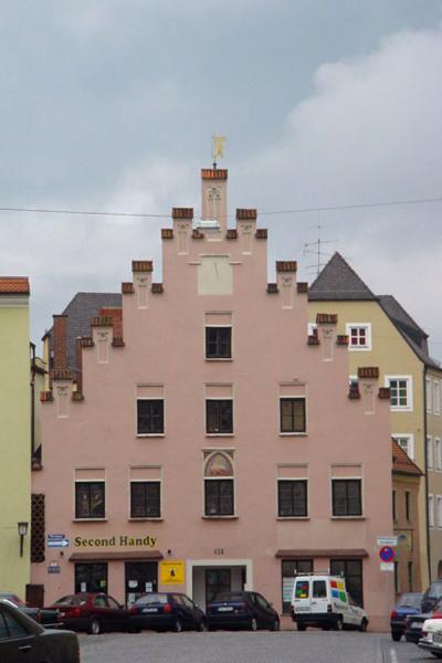 Pink house at the end of a square | Landshut | Germany