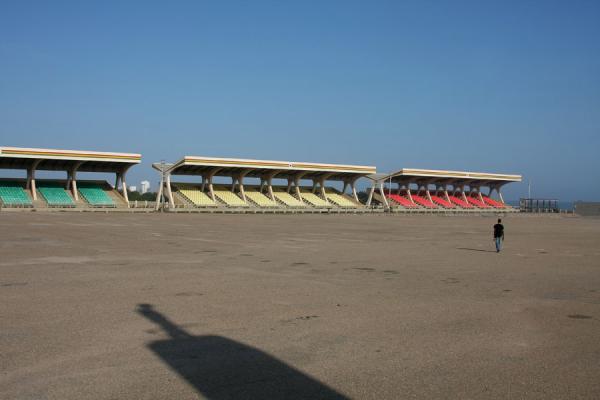 Foto de Man walking across Independence Square with shadow of monumentAccra - Ghana
