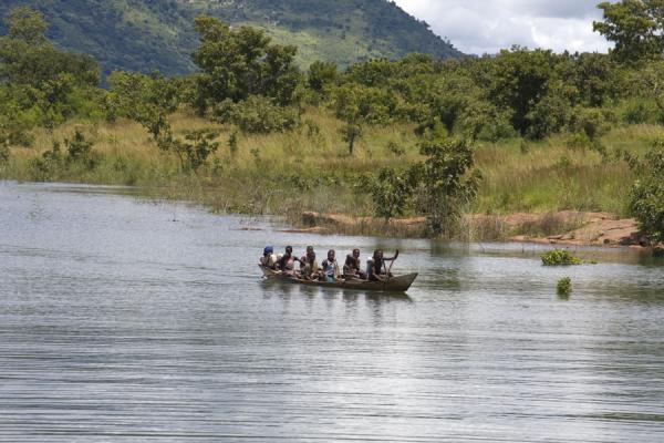 Pirogue with Ghanaians arriving at Dodi island | Lake Volta Cruise | Ghana