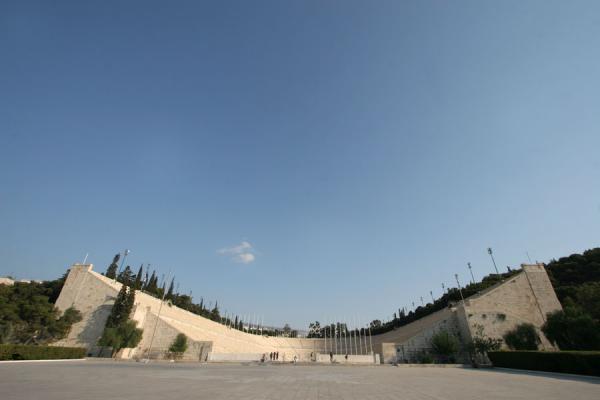 Foto de Kalimarmaron stadium is built in the gap between two hillsAtenas - Grecia