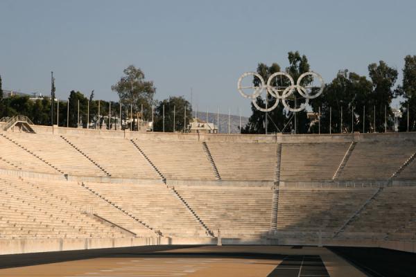 Foto de Track of Panathinaiko Stadium with Olympic ringsAtenas - Grecia