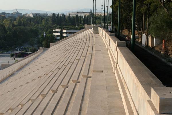 Foto de People training just outside the upper ring of Panathinaiko StadiumAtenas - Grecia