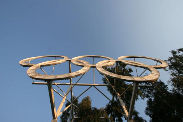 Foto de Close-up of the Olympic rings at Panathinaiko StadiumAtenas - Grecia
