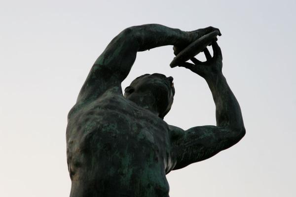 Foto de Statue of discus thrower opposite the Panathinaiko StadiumAtenas - Grecia