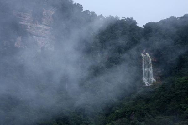 One of the many waterfalls in the Potaro canyon | Kaieteur por tierra | Guyana
