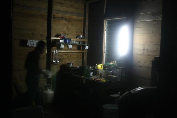 Preparing dinner in a cabin near Amatuk Falls | Kaieteur por tierra | Guyana