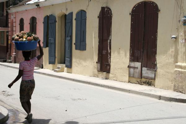 Photo de Selling pineapple in the streets of Cap HaïtienCap HaÃ¯tien - HaÃ¯ti