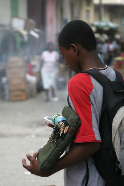 Photo de Street seller using his mobile phone in Cap HaïtienCap HaÃ¯tien - HaÃ¯ti