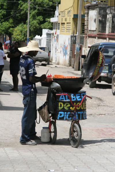 Photo de Selling food on cathedral square in Cap HaïtienCap HaÃ¯tien - HaÃ¯ti