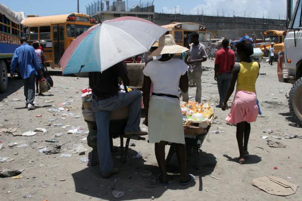 Photo de Selling snacks to passengers at the bus station of Cap HaïtienCap HaÃ¯tien - HaÃ¯ti