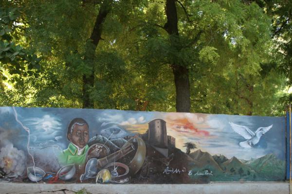 Foto van Mural in Labadie with symbols of Haitian historyLabadie - HaÃ¯ti