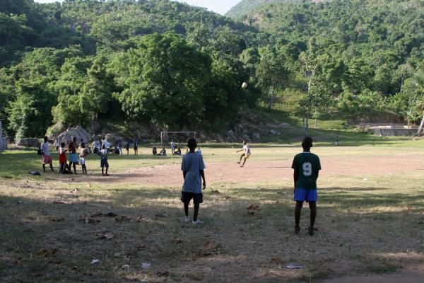 Foto van Playing football in LabadieLabadie - HaÃ¯ti