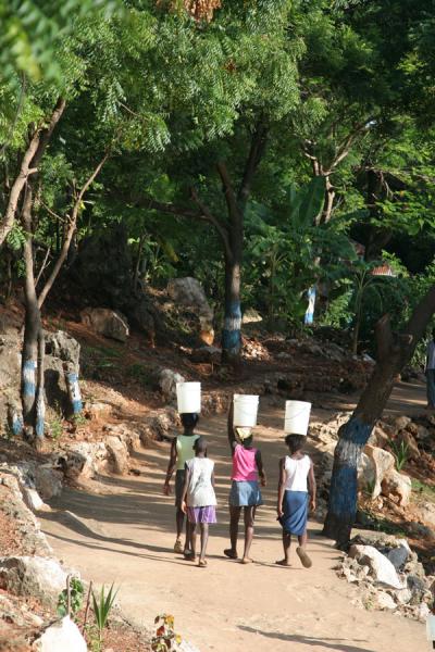 Foto van Carrying water in LabadieLabadie - HaÃ¯ti