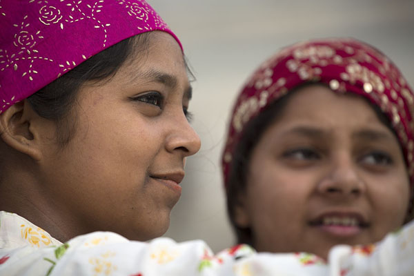Indian women taking a selfie with the Sikh temple in the background | Gurudwara Bangla Sahib | India