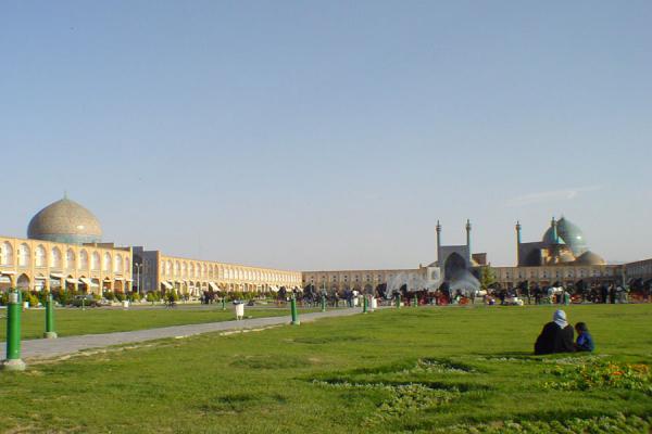 Foto de Having a rest in the grass with a viewEsfahan - IrÃ¡n