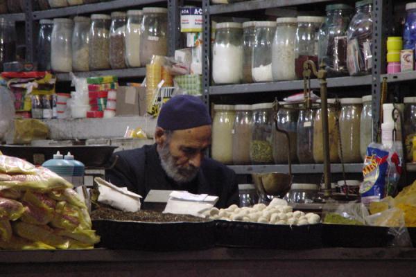 Administering a shop | Bazar di Esfahan | Iran