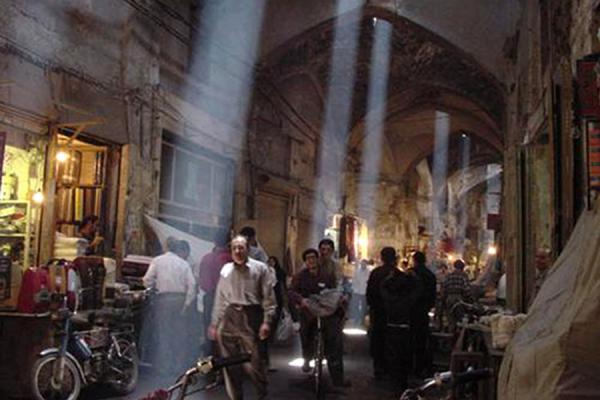 Light filters through the roof | Bazar di Esfahan | Iran