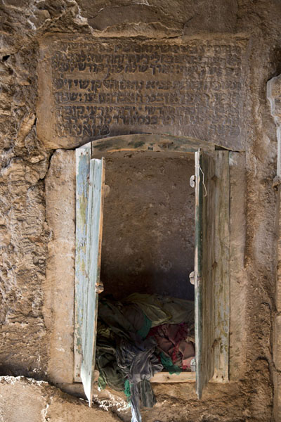 Foto de Small storage inside the shrine of the prophet Nahum with Hebrew writingAl Qosh - Iraq