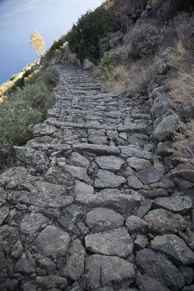 Stone trail leading up to the top of Alicudi island | Alicudi | l'Italie