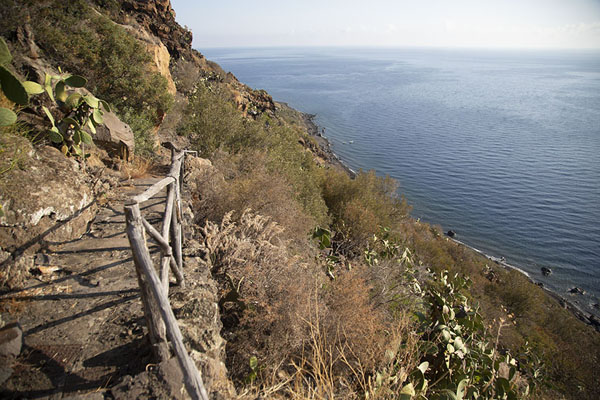 Photo de Trail to Bazzina on the east coast of AlicudiAlicudi - l'Italie