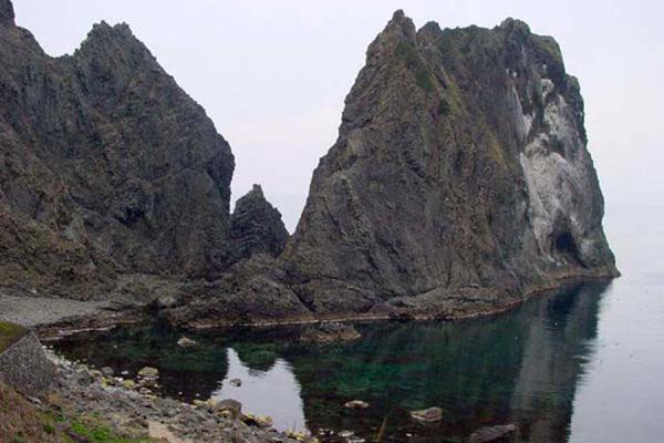 Reflections of rocks in the sea | Shakotan Nationaal Park | Japan