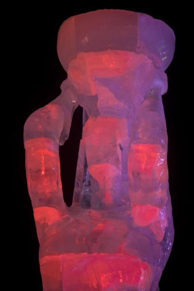 Photo de Pink light shining through an icy female figure in the Ice Town in AstanaAstana - Kazakhstan