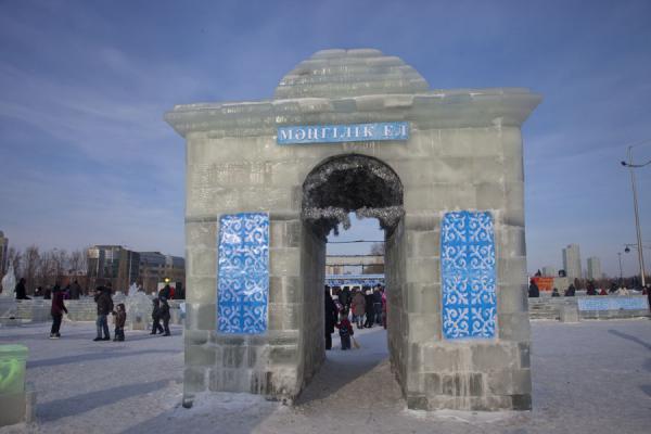 Photo de Arch sculpted out of iceAstana - Kazakhstan