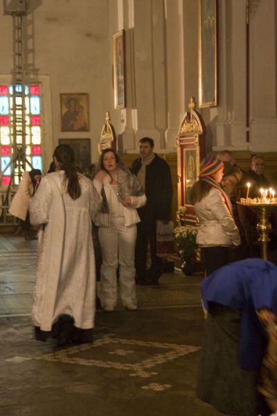 Photo de Ortodox priest walking inside the Cathedral of the Holy AscensionCathÃ©drale de la Sainte Ascension - Kazakhstan