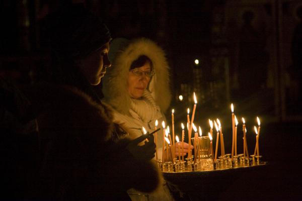 Photo de Orthodox women lighting candlesCathÃ©drale de la Sainte Ascension - Kazakhstan