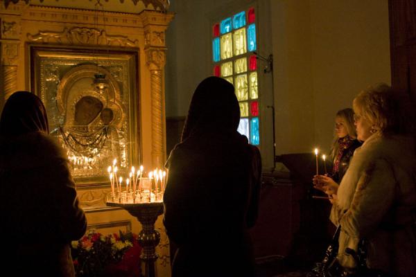 Photo de Woman lighting candles and prayingCathÃ©drale de la Sainte Ascension - Kazakhstan