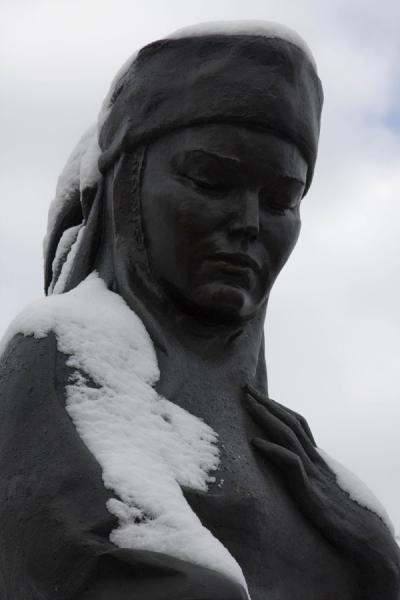 Detail of sculpture at the Monument of Independence: head of woman covered by snow | Onafhankelijkheidsmonument | Kazakhstan