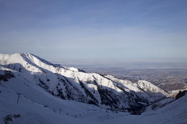 View towards Almaty with the main slope in the foreground | Esquiar en Shymbulak | KazajstÃ¡n