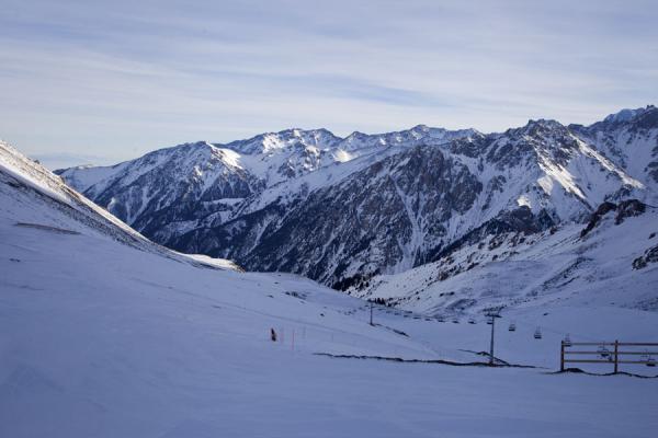 Looking into the valley behind the Shymbulak area | Esquiar en Shymbulak | KazajstÃ¡n
