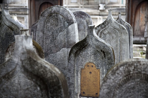 Foto de Some of the many tombstones in the cemetery of the mosqueMalÃ© - Maldivas