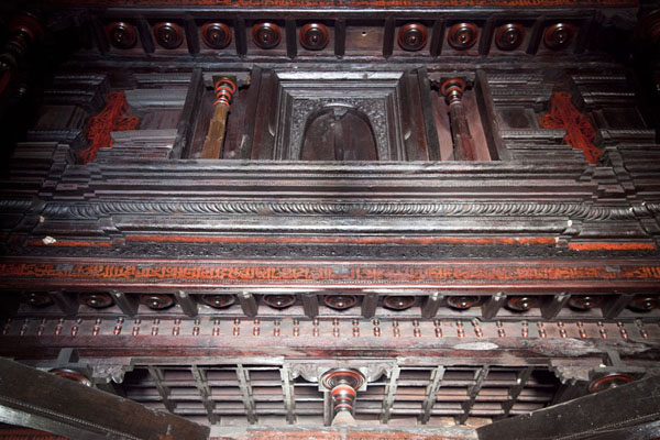 Foto de Looking up the lacquerwork ceiling of the Old Friday mosqueMalÃ© - Maldivas