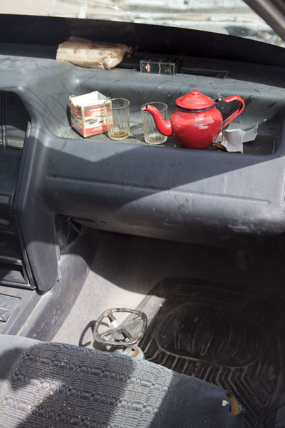 All items for making tea are right there in the car | Nouadhibou Nouakchott taxirit | MauritaniÃ«