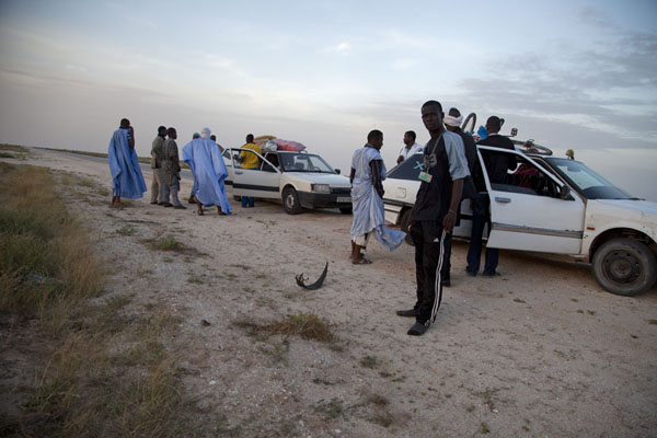 Attaching a broken car to our taxi on the way to Nouakchott | Nouadhibou Nouakchott taxirit | MauritaniÃ«