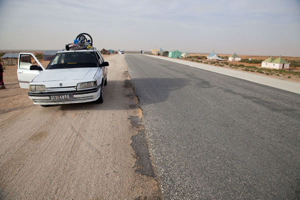 Stopping for prayer on the way south | Nouadhibou Nouakchott taxirit | MauritaniÃ«