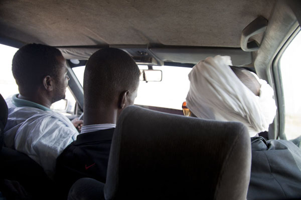 Two passengers on the front seat, responsible for making tea | Nouadhibou Nouakchott taxirit | MauritaniÃ«