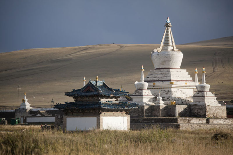 Foto van MongoliÃ« (Golden Prayer Stupa basking in the late afternoon sunlight)