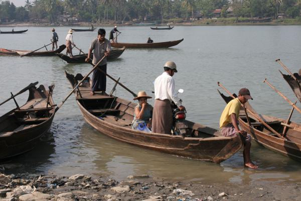 Boat traffic on the Pathein river | Pathein | Myanmar