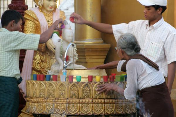 Foto van Buddhists engaged in religious rituals at the base of the stupaMyanmar - Myanmar