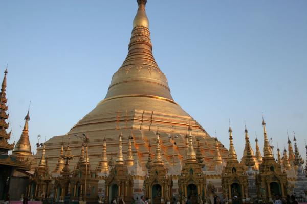Foto van The main stupa of Shwedagon Pagoda seen from belowMyanmar - Myanmar
