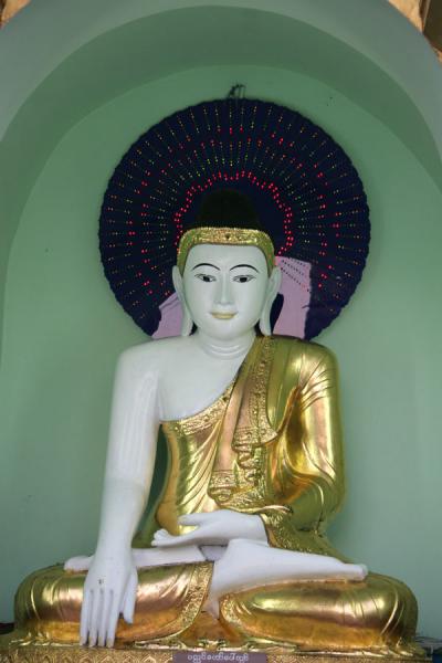 Foto van Buddha with flashy lights behind his headMyanmar - Myanmar